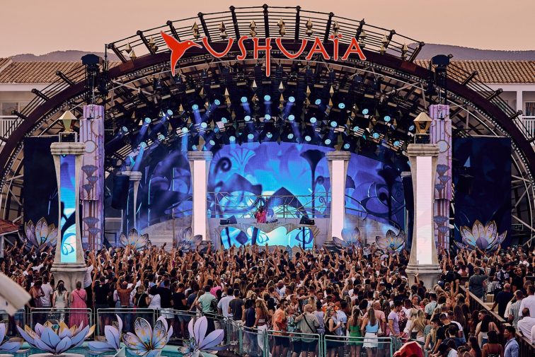 NELLA FOTO IL PALCO DELL'USHUAÏA DI IBIZA