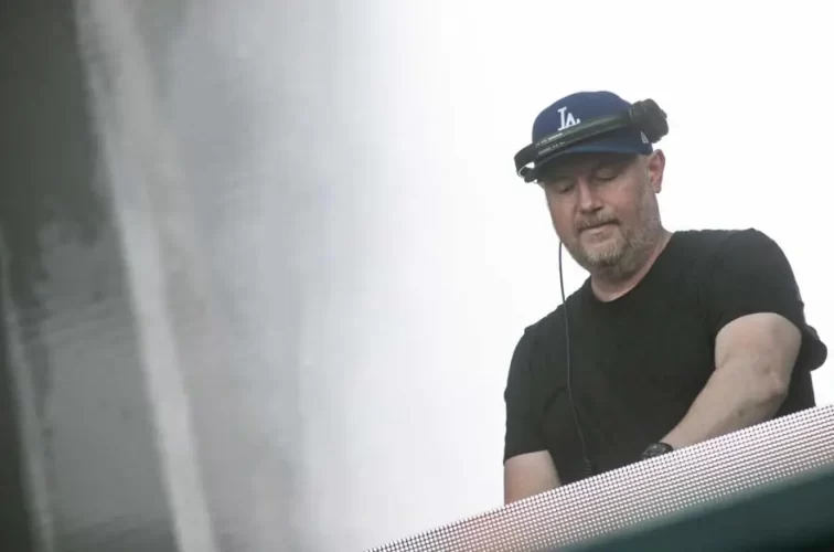 Questo è il dj svedese Eric Prydz alla consolle