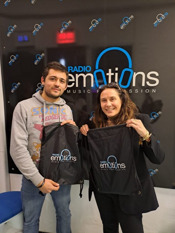 Nella foto c'ò la ministra per le disabilità con uno zainetto di Radio Emotions. Al suo fianco un ragazzo della Radio